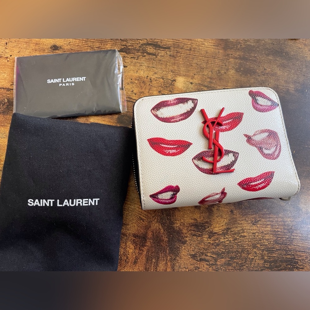 Bi-fold lip print wallet in grained leather